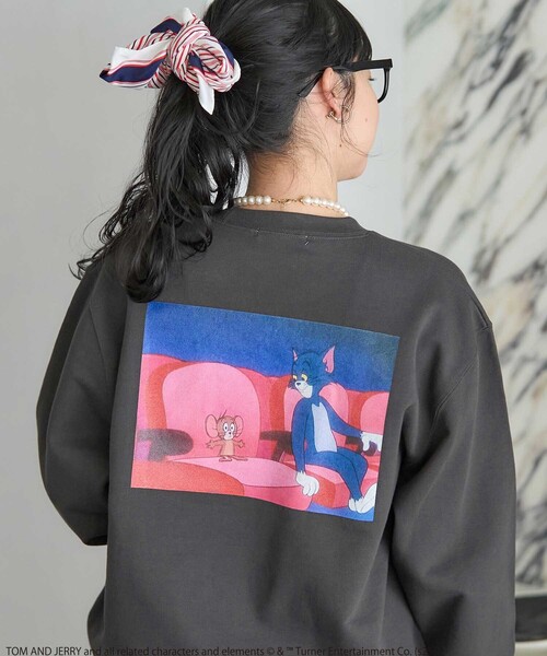 FREAK'S STORE(フリークスストア)の「Tom and Jerry /バックフォトプリントスウェット(スウェット・レディース・オフホワイト/チャコール/イエロー・フリ-)」の2枚目の写真