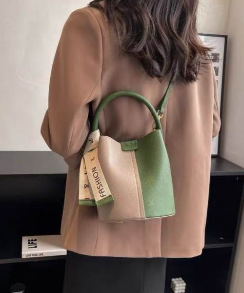 Ritzy（リッツィー）の「2way バイカラー バケットショルダーバック ハンドバッグ（ショルダーバッグ・レディース・ブラック/グリーン/モカ/ベージュ・FREE）」の4枚目の写真