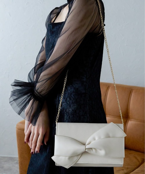 &Robu.（アンドロブ）の「フロントリボンバッグ オケージョン 結婚式 お呼ばれ パーティ（ショルダーバッグ・レディース・ブラック/アイボリー・FREE）」の3枚目の写真