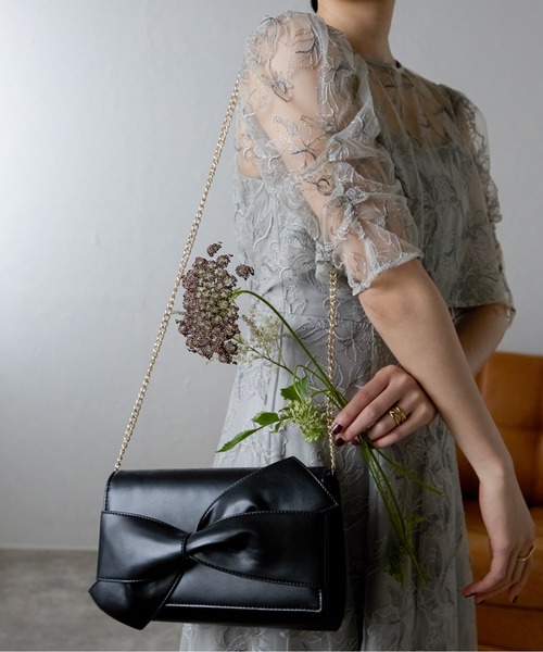 &Robu.（アンドロブ）の「フロントリボンバッグ オケージョン 結婚式 お呼ばれ パーティ（ショルダーバッグ・レディース・ブラック/アイボリー・FREE）」の9枚目の写真
