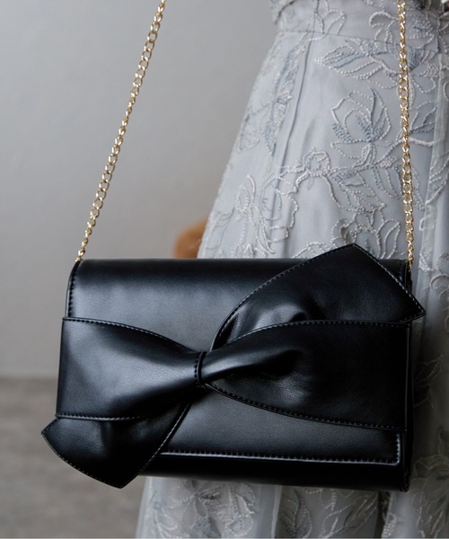 &Robu.（アンドロブ）の「フロントリボンバッグ オケージョン 結婚式 お呼ばれ パーティ（ショルダーバッグ・レディース・ブラック/アイボリー・FREE）」の4枚目の写真