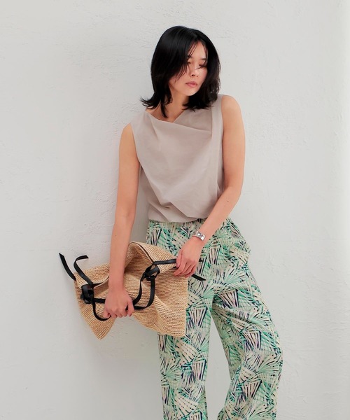 Jines（ジネス）の「ペーパークロスツイストノースリブラウス【セットアップ可】（シャツ/ブラウス・レディース・キャメル/グレー・38）」の2枚目の写真