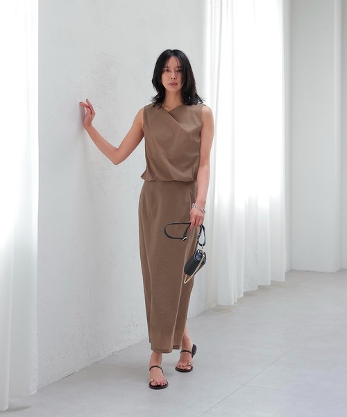 Jines（ジネス）の「ペーパークロスツイストノースリブラウス【セットアップ可】（シャツ/ブラウス・レディース・キャメル/グレー・38）」の3枚目の写真