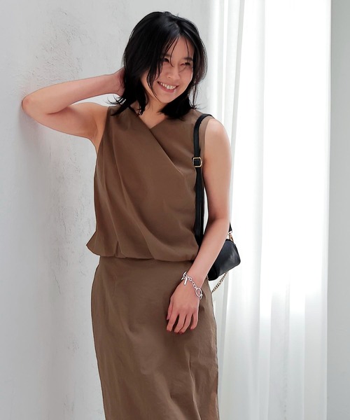 Jines（ジネス）の「ペーパークロスツイストノースリブラウス【セットアップ可】（シャツ/ブラウス・レディース・キャメル/グレー・38）」の6枚目の写真