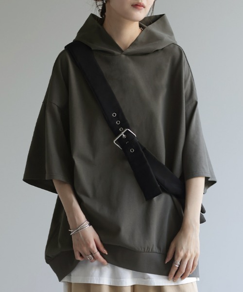 HUG.U(ハグユー)の「フード付きTシャツ(パーカー・レディース・コーラル/モスグリーン/ライトグレー/ブラック/ダークグレー/ロイヤルブルー/アイボリー・FREE)」の5枚目の写真