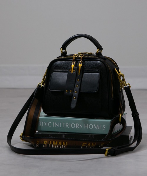 pumpkin port(パンプキンポート)の「ロゴベルト付Wファスナーチャーム付スクエアショルダーバッグ(ショルダーバッグ・レディース・ブラウン/ブラック/ベージュ・FREE)」の1枚目の写真