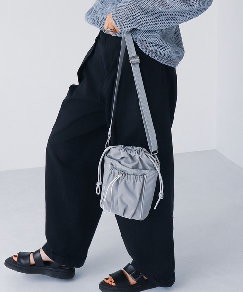COLDE (コルデ)の「ギャザーポケットミニショルダーバッグ(ショルダーバッグ・レディース・アイボリー/ブラック/グレー・FREE)」の19枚目の写真