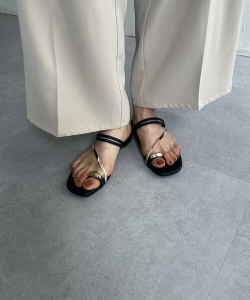 Thevon（ゼボン）の「GLDトングサンダル（サンダル・レディース・ブラック/シルバー/ゴールド・M/L）」の4枚目の写真