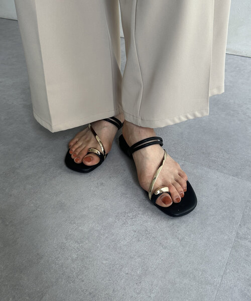 Thevon（ゼボン）の「GLDトングサンダル（サンダル・レディース・ブラック/シルバー/ゴールド・M/L）」の5枚目の写真