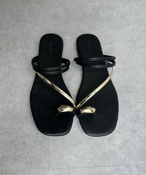 Thevon（ゼボン）の「GLDトングサンダル（サンダル・レディース・ブラック/シルバー/ゴールド・M/L）」の7枚目の写真