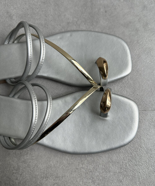 Thevon（ゼボン）の「GLDトングサンダル（サンダル・レディース・ブラック/シルバー/ゴールド・M/L）」の16枚目の写真