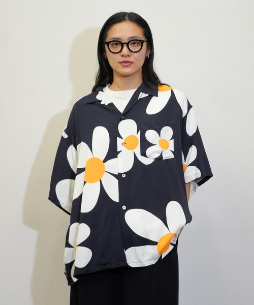 SUNNY  SPORTS（サニースポーツ）の「SUNNY SPORTS / サニースポーツ PRINTED BOX SHIRT 花 デイジー チェッカーフラッグ プリントレーヨン 半袖シャツ サマーシャツ（シャツ/ブラウス・メンズ・チェック/ブラック・MEDIUM/LARGE）」の5枚目の写真