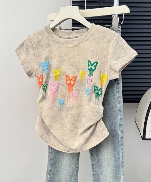 新品　アミリージュ　蝶のグラフィック バタフライプリントZIPTシャツ Free 高身長 綿100％すっきりシルエットロゴプリントTシャツ （トール