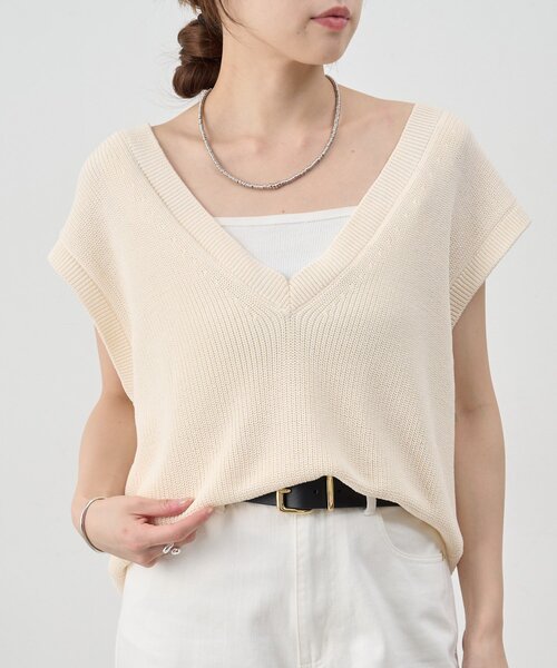 SHENERY（シーナリー）の「深Vネックニットベスト（ベスト・レディース・アイボリー/グレイッシュベージュ/ブラック・FREE）」の2枚目の写真