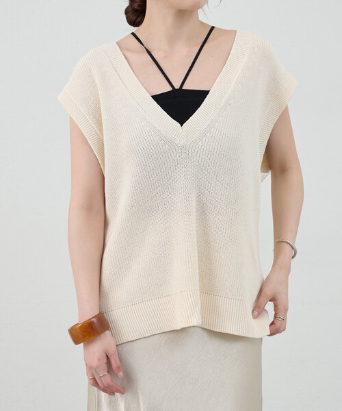 SHENERY（シーナリー）の「深Vネックニットベスト（ベスト・レディース・アイボリー/グレイッシュベージュ/ブラック・FREE）」の4枚目の写真