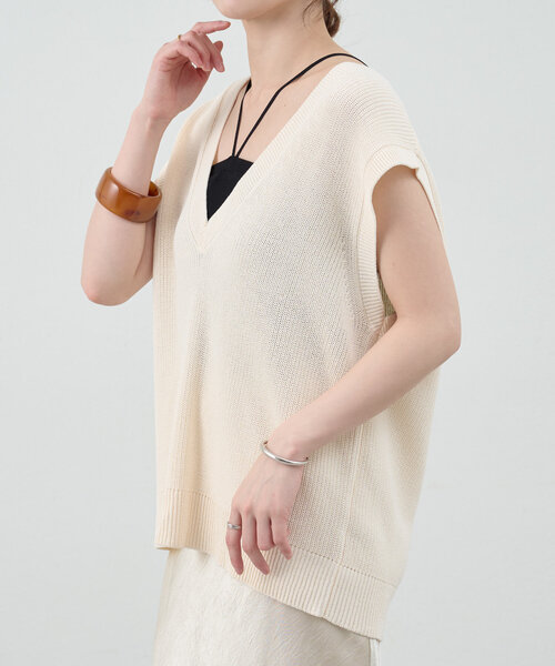 SHENERY（シーナリー）の「深Vネックニットベスト（ベスト・レディース・アイボリー/グレイッシュベージュ/ブラック・FREE）」の5枚目の写真