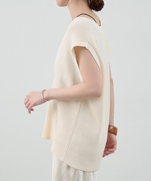 SHENERY（シーナリー）の「深Vネックニットベスト（ベスト・レディース・アイボリー/グレイッシュベージュ/ブラック・FREE）」の6枚目の写真