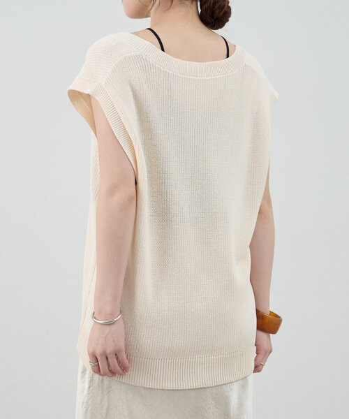 SHENERY（シーナリー）の「深Vネックニットベスト（ベスト・レディース・アイボリー/グレイッシュベージュ/ブラック・FREE）」の7枚目の写真