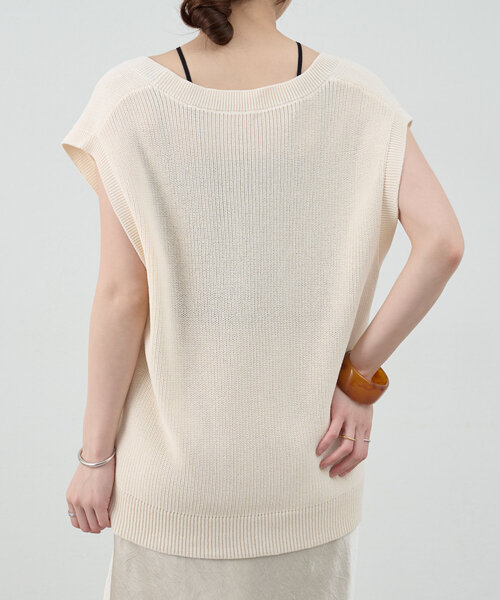 SHENERY（シーナリー）の「深Vネックニットベスト（ベスト・レディース・アイボリー/グレイッシュベージュ/ブラック・FREE）」の8枚目の写真