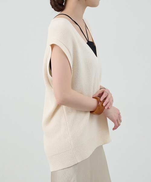 SHENERY（シーナリー）の「深Vネックニットベスト（ベスト・レディース・アイボリー/グレイッシュベージュ/ブラック・FREE）」の10枚目の写真