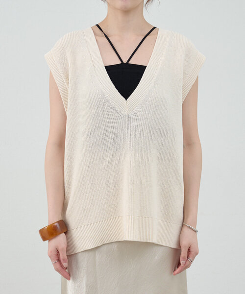 SHENERY（シーナリー）の「深Vネックニットベスト（ベスト・レディース・アイボリー/グレイッシュベージュ/ブラック・FREE）」の12枚目の写真