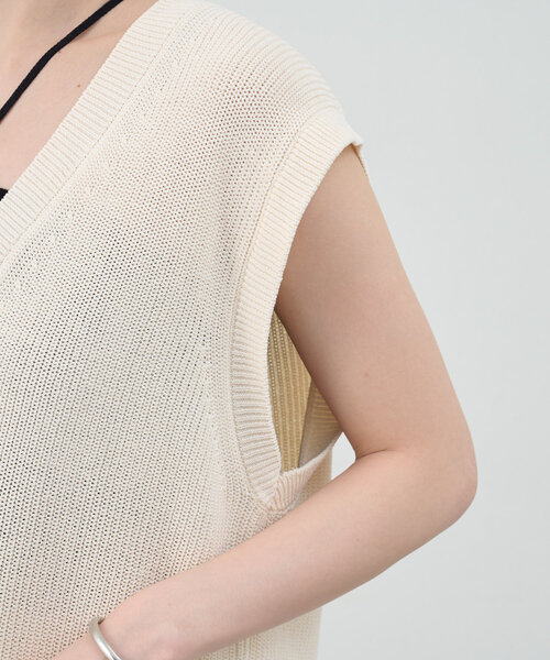 SHENERY（シーナリー）の「深Vネックニットベスト（ベスト・レディース・アイボリー/グレイッシュベージュ/ブラック・FREE）」の17枚目の写真