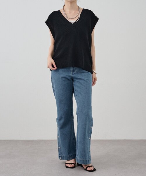 SHENERY（シーナリー）の「深Vネックニットベスト（ベスト・レディース・アイボリー/グレイッシュベージュ/ブラック・FREE）」の19枚目の写真