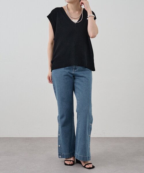 SHENERY（シーナリー）の「深Vネックニットベスト（ベスト・レディース・アイボリー/グレイッシュベージュ/ブラック・FREE）」の20枚目の写真