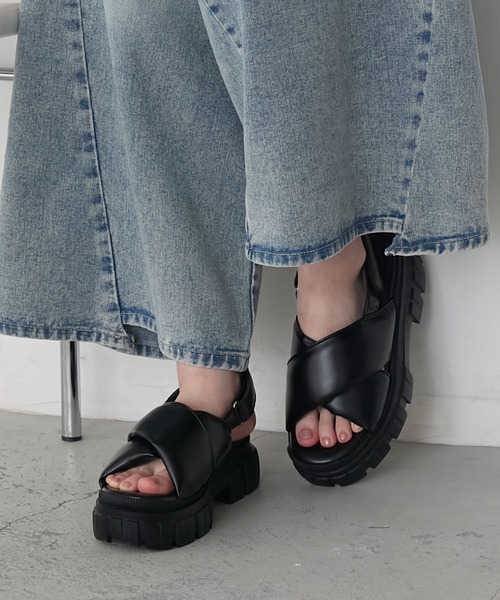 forksy.(フォルクシー)の「【forksy.】ベルトデザイン パフィー スポーツサンダル(サンダル・レディース・ブラック/オフホワイト・M/L)」の2枚目の写真