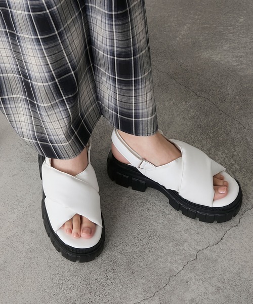 forksy.(フォルクシー)の「【forksy.】ベルトデザイン パフィー スポーツサンダル(サンダル・レディース・ブラック/オフホワイト・M/L)」の4枚目の写真