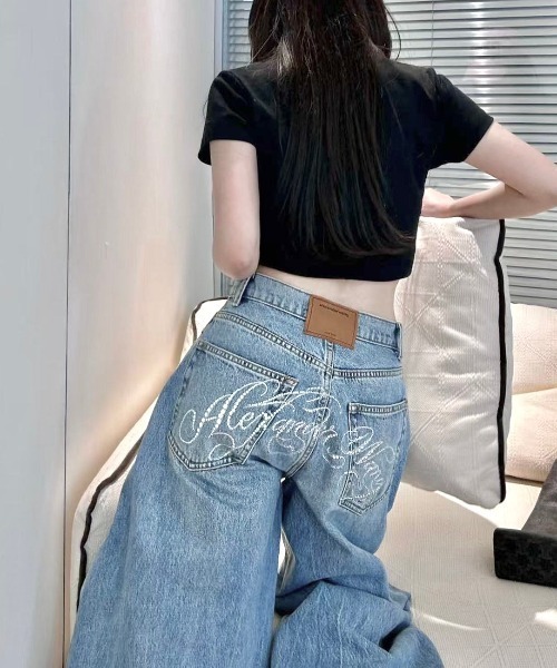 LADY LIKE(レディライク)の「バックラインストーンロゴワイドデニムパンツ(デニムパンツ・レディース・サックスブルー・M/S)」の2枚目の写真