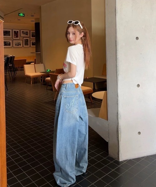 LADY LIKE(レディライク)の「バックラインストーンロゴワイドデニムパンツ(デニムパンツ・レディース・サックスブルー・M/S)」の8枚目の写真