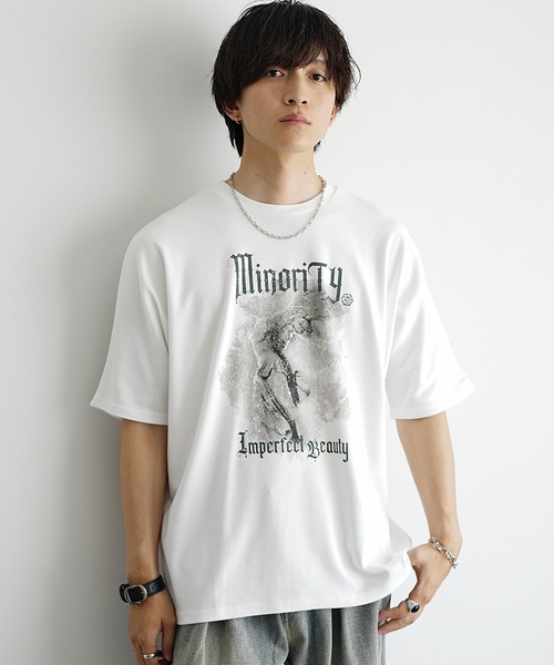 MinoriTY(マイノリティ)の「【MinoriTY】ソフトタッチ×厚手仕立て ドルマンシルエットヴィンテージロックプリントTシャツ メンズ 夏服(Tシャツ/カットソー・メンズ・スミクロ/オフホワイト・M/S/L)」の2枚目の写真