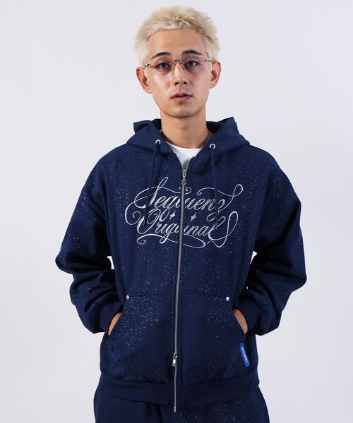 SEQUENZ（シークエンズ）の「＊新色追加【SEQUENZ（シークエンズ）】SQNZ LOGO GLITTER ZIP P/K / グリッター ジップパーカー ラメプリント ダブルジップ 裏起毛 【セットアップ着用可】（パーカー・メンズ・ピンク/ダークネイビー/ブラック/モカ/グレー/ライトピンク/スカイブルー・MEDIUM/SMALL/LARGE）」の5枚目の写真