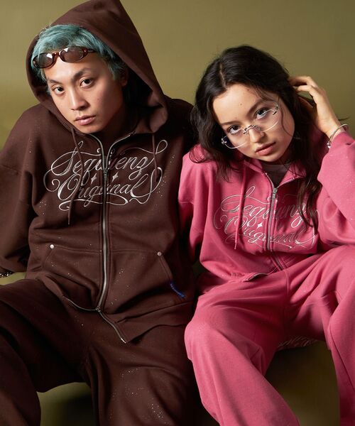 SEQUENZ（シークエンズ）の「セットアップ対応 / グリッター裏起毛ジップパーカー / SQNZ LOGO GLITTER ZIP P/K（パーカー・メンズ・ピンク/ダークネイビー/ブラック/モカ/グレー/ライトピンク/スカイブルー・MEDIUM/SMALL/LARGE）」の13枚目の写真