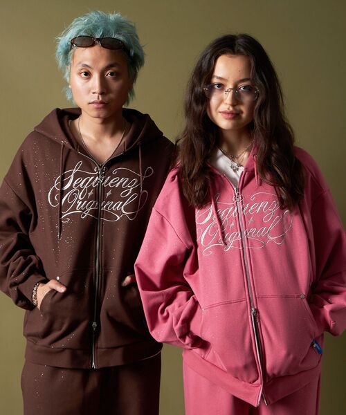 SEQUENZ（シークエンズ）の「セットアップ対応 / グリッター裏起毛ジップパーカー / SQNZ LOGO GLITTER ZIP P/K（パーカー・メンズ・ピンク/ダークネイビー/ブラック/モカ/グレー/ライトピンク/スカイブルー・MEDIUM/SMALL/LARGE）」の14枚目の写真
