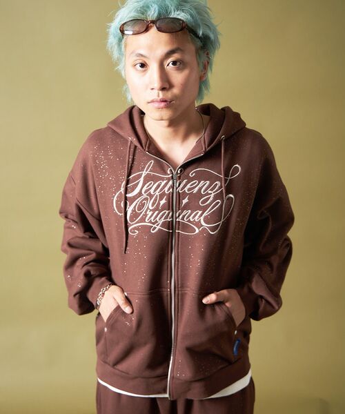 SEQUENZ（シークエンズ）の「セットアップ対応 / グリッター裏起毛ジップパーカー / SQNZ LOGO GLITTER ZIP P/K（パーカー・メンズ・ピンク/ダークネイビー/ブラック/モカ/グレー/ライトピンク/スカイブルー・MEDIUM/SMALL/LARGE）」の19枚目の写真