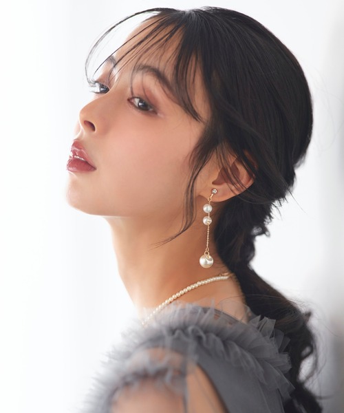 RUIRUE BOUTIQUE（ルイルエブティック）の「3連 大粒 パール ドロップ イヤリング ｜ レディース 結婚式 パーティードレス セレモニー お呼ばれ 華やか 上品 オケージョン 揺れる アクセサリー（イヤリング・レディース・ゴールド・FREE）」の3枚目の写真