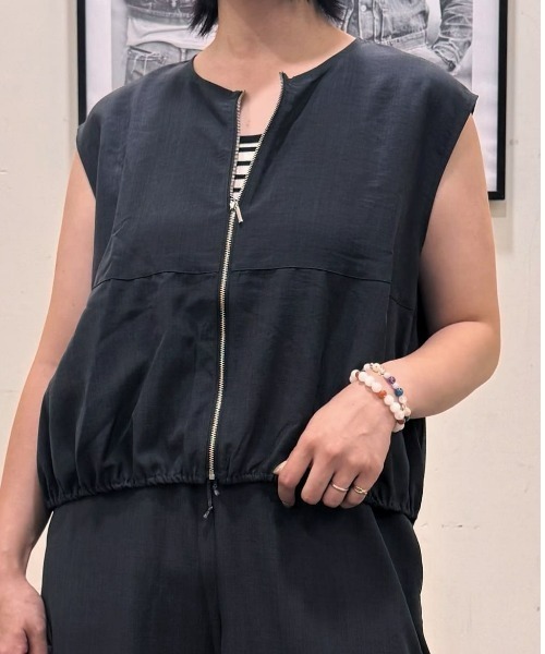 Right-on（ライトオン）の「【HONEYSUCKLE ROSE】ＺＩＰバルーンベスト（セットアップ対応）（その他トップス・レディース・ブルー/ブラウン/ダークグレー・L/M）」の2枚目の写真