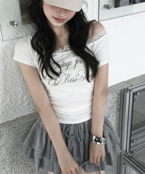 VEILA（ヴェイラ）の「レースストラップ付きオフショル風ロゴTシャツ（Tシャツ/カットソー・レディース・ブラック/ホワイト・フリー）」の3枚目の写真