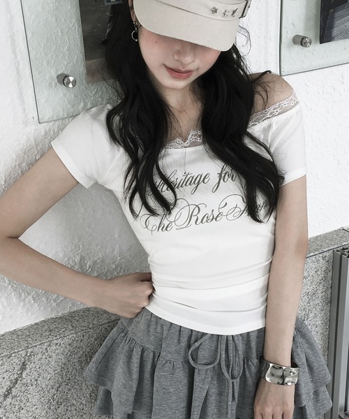 VEILA（ヴェイラ）の「レースストラップ付きオフショル風ロゴTシャツ（Tシャツ/カットソー・レディース・ブラック/ホワイト・フリー）」の4枚目の写真