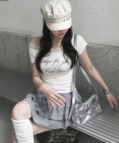 VEILA（ヴェイラ）の「レースストラップ付きオフショル風ロゴTシャツ（Tシャツ/カットソー・レディース・ブラック/ホワイト・フリー）」の5枚目の写真