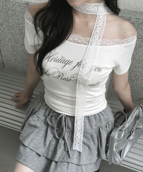 VEILA（ヴェイラ）の「レースストラップ付きオフショル風ロゴTシャツ（Tシャツ/カットソー・レディース・ブラック/ホワイト・フリー）」の6枚目の写真