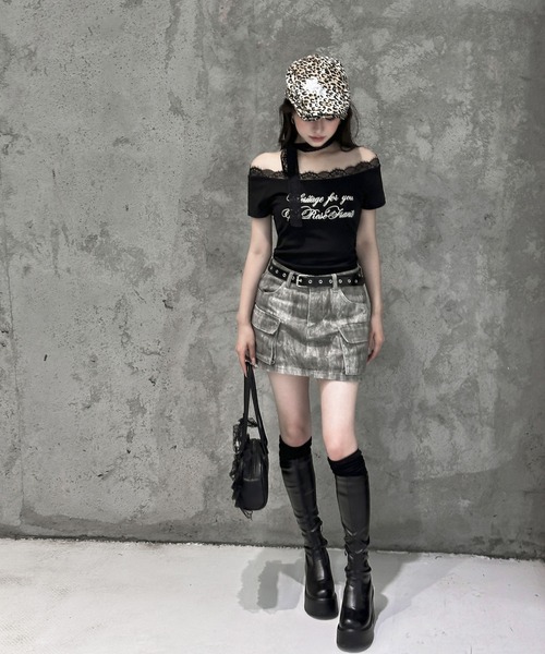 VEILA（ヴェイラ）の「レースストラップ付きオフショル風ロゴTシャツ（Tシャツ/カットソー・レディース・ブラック/ホワイト・フリー）」の17枚目の写真