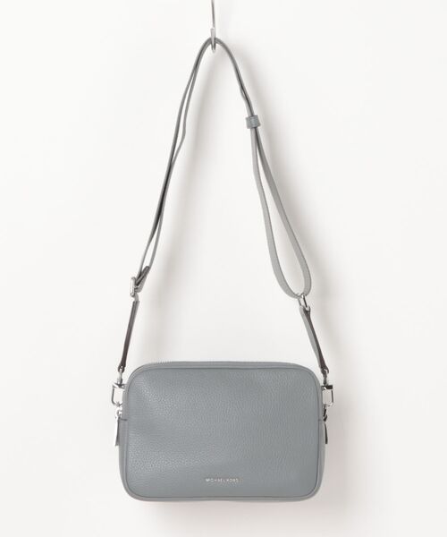MICHAEL KORS(マイケルコース)の「BRYANT ぺブルレザー カメラバッグ ミディアム(ショルダーバッグ・レディース・グレー系・FREE)」の4枚目の写真