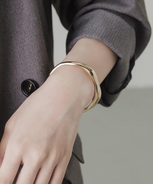 SMELLY（スメリー）の「ニュアンスメタルバングル（ブレスレット・レディース・ゴールド・-）」の4枚目の写真
