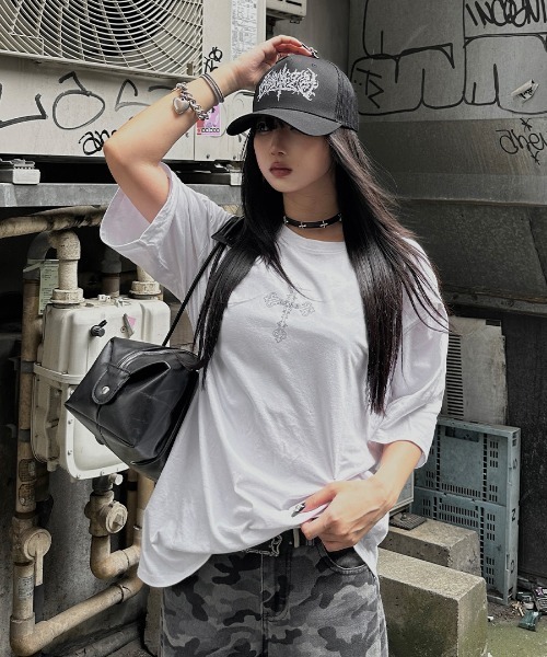 LVEU.(ラブユ.)の「【LVEU.】RENO×LVEU. ゴシックロゴプリントオーバーTシャツ / トップス カットソー Tシャツ オーバー プリント プリントT 半袖 ゴシック クロス バックプリント ロゴ ユニセックス ブラック ホワイト(Tシャツ/カットソー・レディース・ホワイト/ブラック・FREE)」の2枚目の写真
