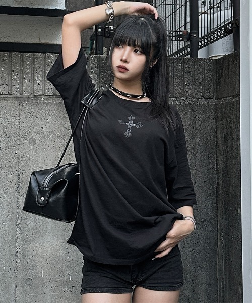 LVEU.(ラブユ.)の「【LVEU.】RENO×LVEU. ゴシックロゴプリントオーバーTシャツ / トップス カットソー Tシャツ オーバー プリント プリントT 半袖 ゴシック クロス バックプリント ロゴ ユニセックス ブラック ホワイト(Tシャツ/カットソー・レディース・ホワイト/ブラック・FREE)」の1枚目の写真