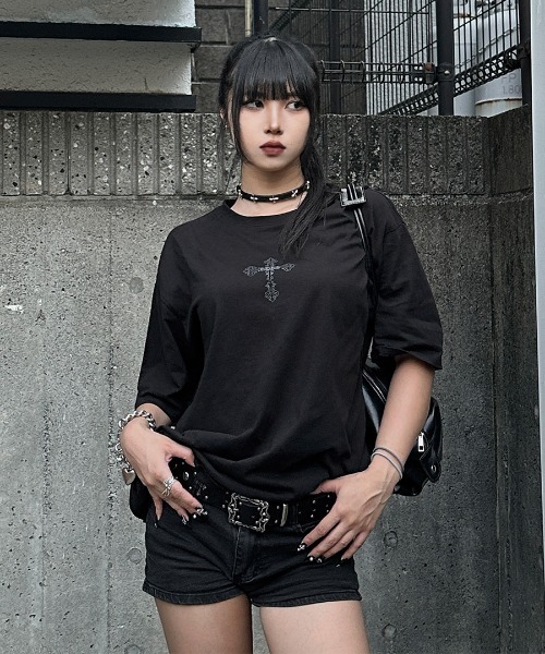 LVEU.(ラブユ.)の「【LVEU.】RENO×LVEU. ゴシックロゴプリントオーバーTシャツ / トップス カットソー Tシャツ オーバー プリント プリントT 半袖 ゴシック クロス バックプリント ロゴ ユニセックス ブラック ホワイト(Tシャツ/カットソー・レディース・ホワイト/ブラック・FREE)」の3枚目の写真