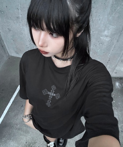 LVEU.(ラブユ.)の「【LVEU.】RENO×LVEU. ゴシックロゴプリントオーバーTシャツ / トップス カットソー Tシャツ オーバー プリント プリントT 半袖 ゴシック クロス バックプリント ロゴ ユニセックス ブラック ホワイト(Tシャツ/カットソー・レディース・ホワイト/ブラック・FREE)」の4枚目の写真